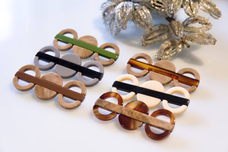 6 Stück Broschen 70Er Jahre Vintage Plastic Galalith - Verschiedene Farben Vintage Brooches From The 70S Celluloid Plexiglass Layered von VintageOrganaut