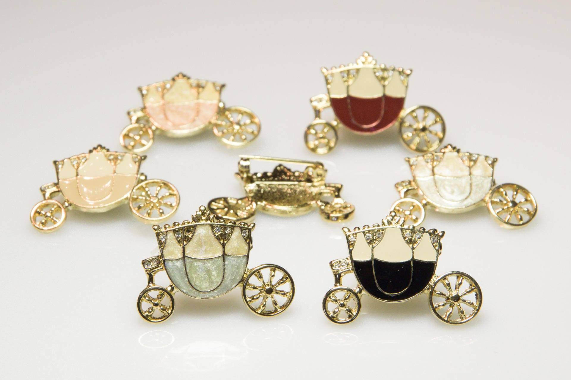 7 Pieces Vintage Royal Carriage Brooches 80S Enamelled Different Colors - Brooches From The Wedding Cinderella Wholesale Stock von VintageOrganaut