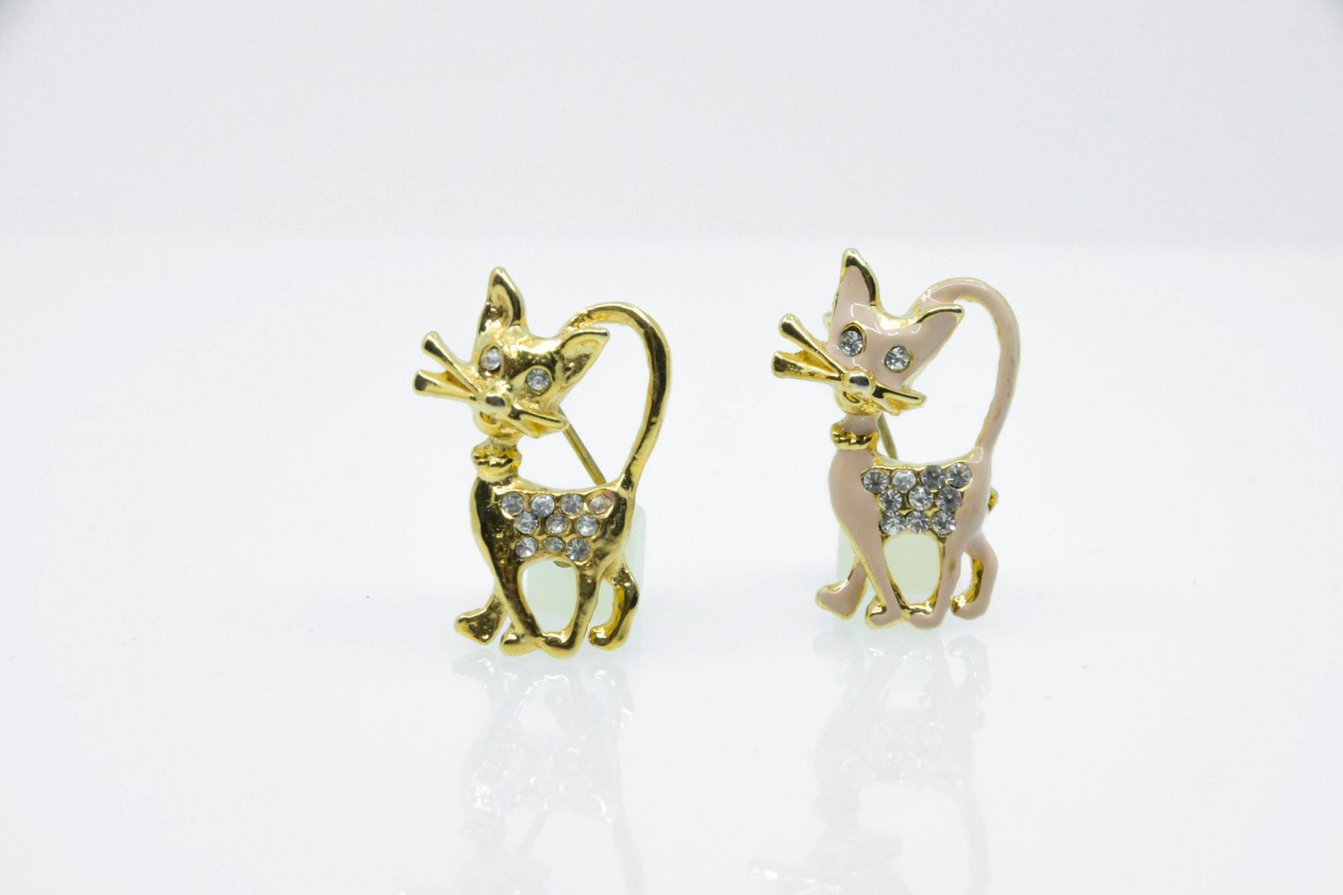 Cute Cat Brooch Gold & Beige Enamelled Plated With Rhinestone Eyes - Katzen Brosche 80Er Jahre Goldfarben Und Emailliert Vergoldet von VintageOrganaut