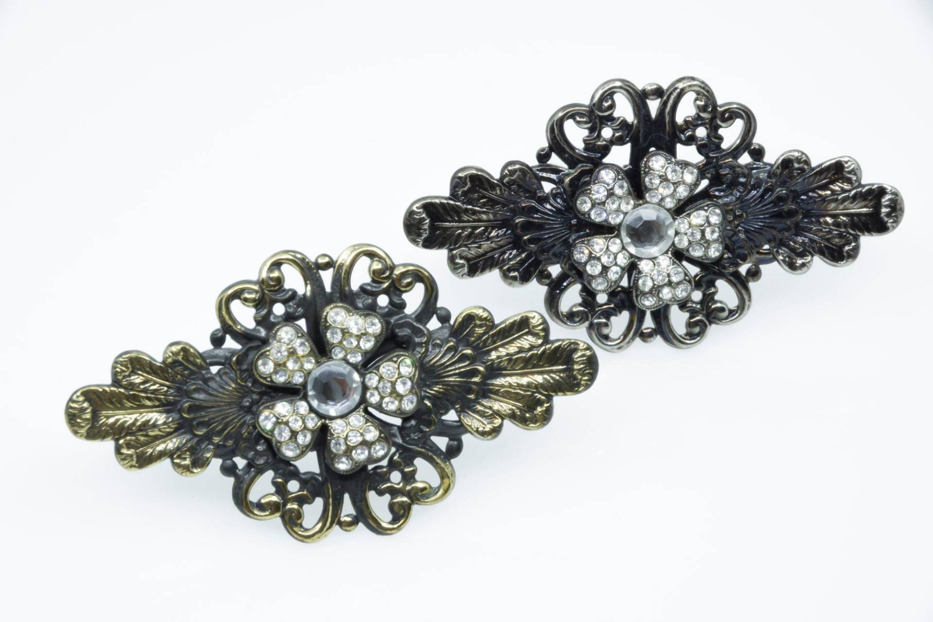 Enchanting Brooches Diamond Shape Gold & Silver Tone Floral Ornamental Pattern Large Brooch - Signierte Stabbrosche Floral Ornamente 80Er von VintageOrganaut