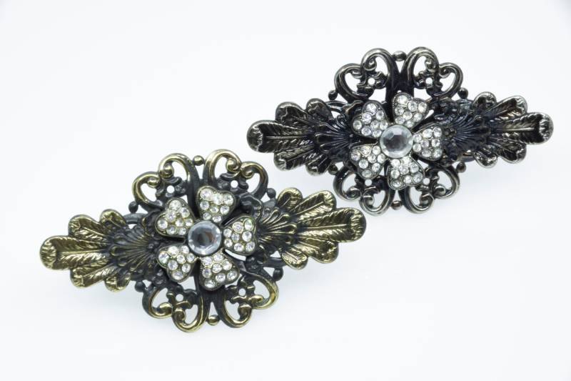 Enchanting Brooches Diamond Shape Gold & Silver Tone Floral Ornamental Pattern Large Brooch - Signierte Stabbrosche Floral Ornamente 80Er von VintageOrganaut