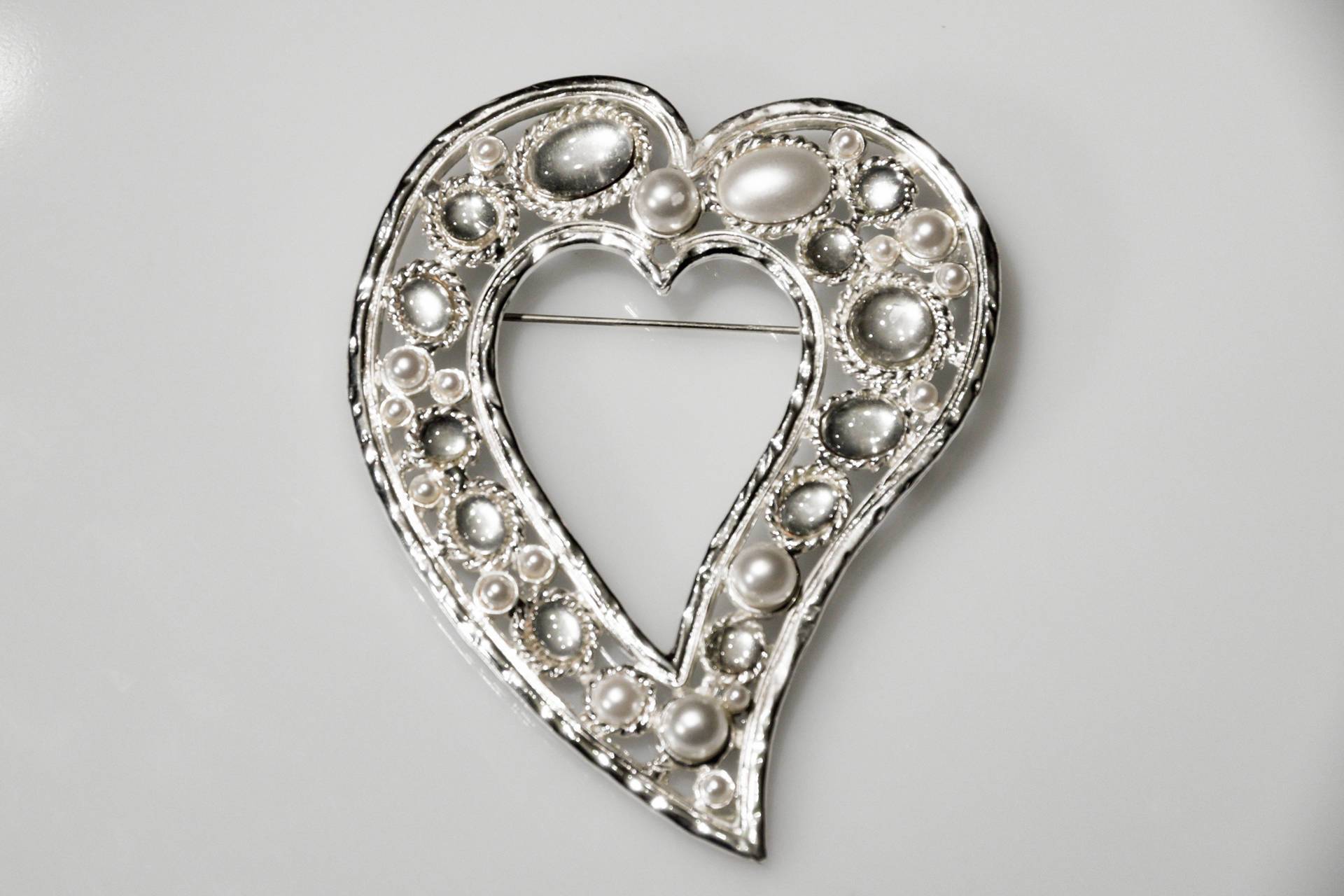 Herz Brosche 80Er Jahre Xxl Silberfarben Mit Perlen Und Glassteinen Besetzt - Statement Heart Brooch Silver 1980S Big Pin Romantic von VintageOrganaut