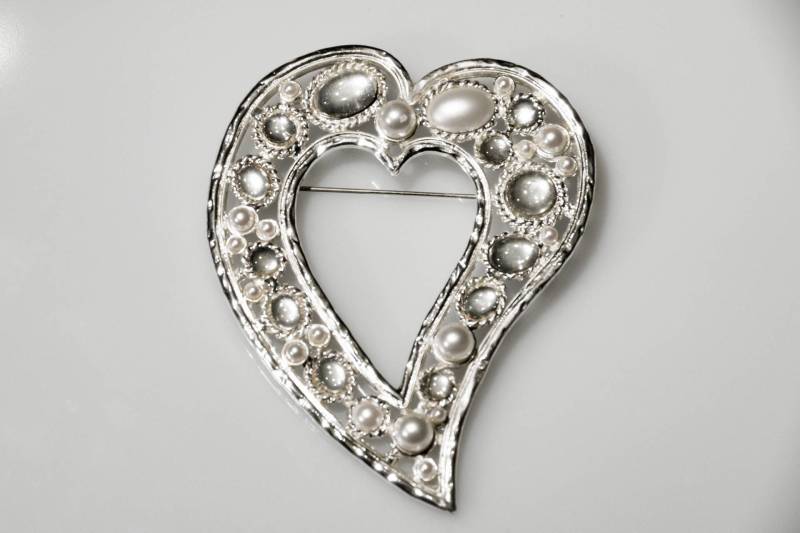 Herz Brosche 80Er Jahre Xxl Silberfarben Mit Perlen Und Glassteinen Besetzt - Statement Heart Brooch Silver 1980S Big Pin Romantic von VintageOrganaut