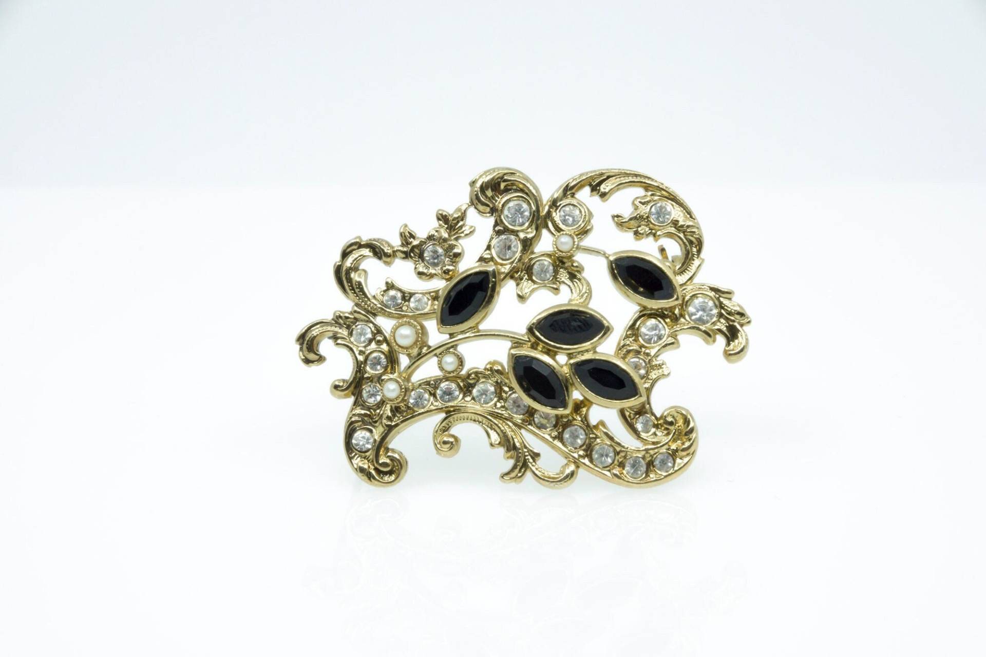 Impressive Brooch Curved With Black & Crystal Rhinestones Pearls - Gold Plated Strass Brosche 80Er Jahre Vintage Ready To Wear von VintageOrganaut