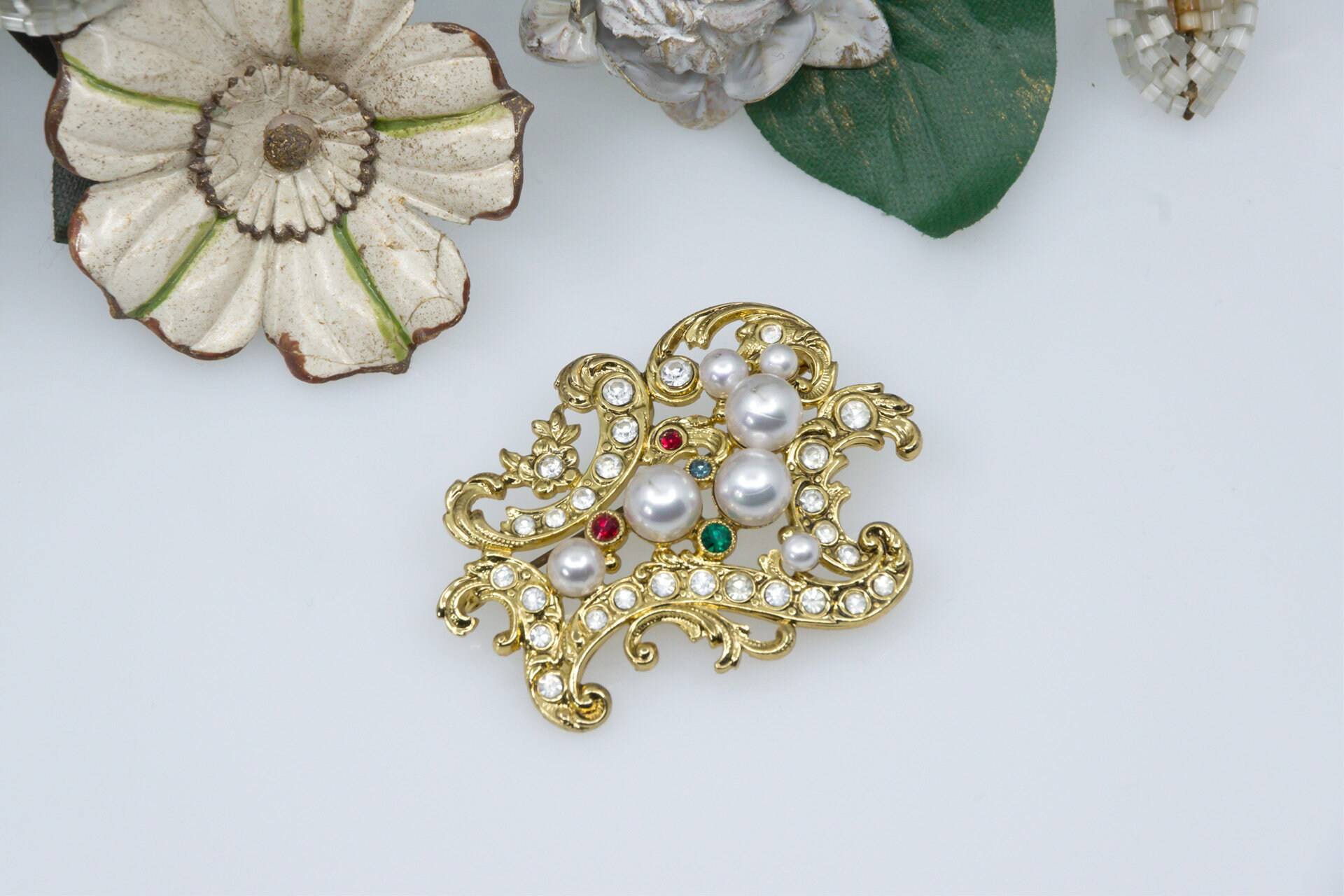 Impressive Brooch Vintage Curved With Crystal Rhinestones & Pearls - Gold Plated Strass Brosche 80Er Jahre Ready To Wear von VintageOrganaut