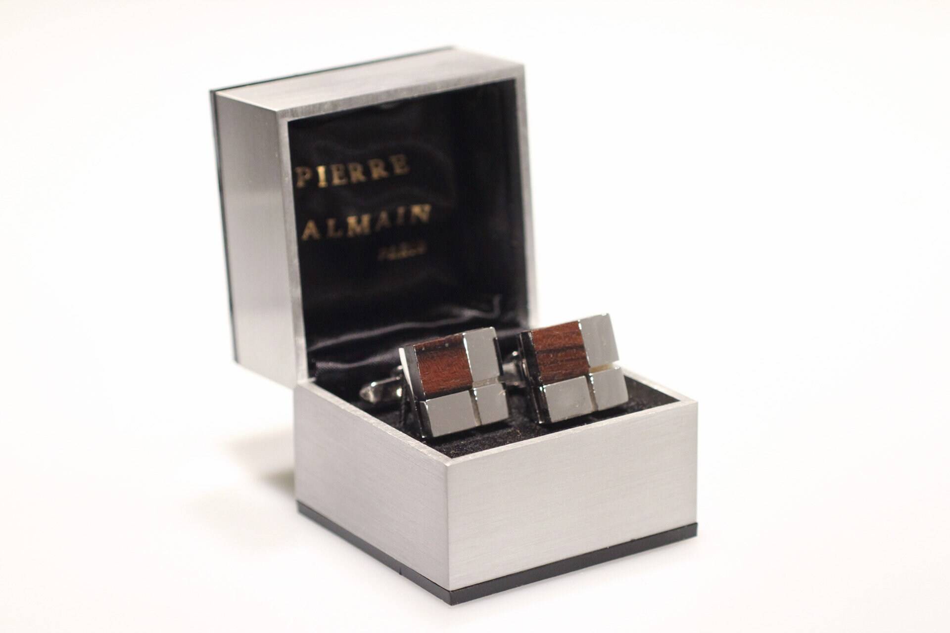 Manschettenknöpfe Pierre Balmain French Cufflinks Rhodium Plated Precious Wood 1970 Couturier Modernist Designer Dapper Dandy Style Manschettenknöpfe Pierre Balmain French Cufflinks Rhodium Plated Precious Wood 1970 Couturier Modernist Designer Dapper Dandy Style von VintageOrganaut
