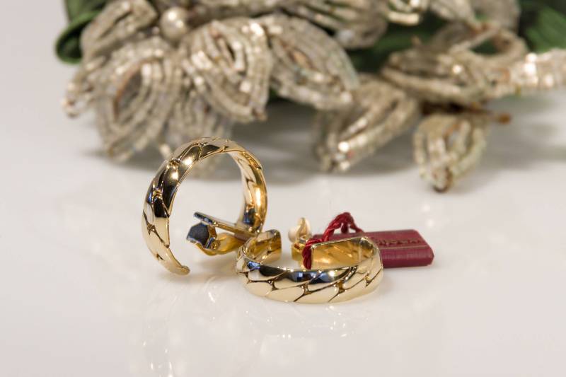 Ohrclips Creolen Voguebijoux Zopfmuster - Signed "Vb" Hoop Earrings Gold Plated Metal Vintage Haute Couture Designer 80S Made in Italy Ohrclips Creolen Voguebijoux Zopfmuster - Signed "Vb" Hoop Earrings Gold Plated Metal Vintage Haute Couture Designer 80S Made in Italy von VintageOrganaut