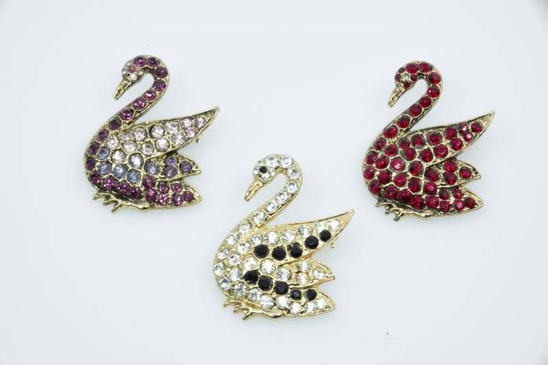 Schwan Brosche in Verschiedenen Farben Mit Kristall Glassteinen Besetzt Vintage 80Er Jahre - Vintage Swan Brooch 80S Rhinestone Brooch von VintageOrganaut