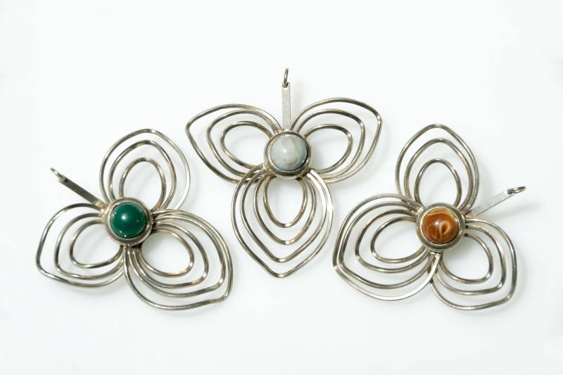 Set 3 Stück Filigrane Anhänger 60Er Jahre Mit Glasstein Besetzt - Türkis, Malachit Und Achat Imitat Metall-Anhänger Pendant Galadriel von VintageOrganaut