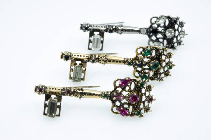 Signierte Brosche Schlüssel 80Er Jahre "W. Germany" Mit Glassteinen Verschiedene Farben - Vintage Brooch 80S Filigree Ornamental Key Shape von VintageOrganaut