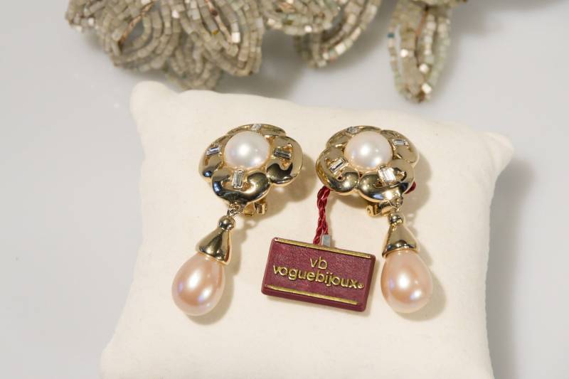 Superbe Vogue Bijoux Signed Dangling Pearls Clip On Earrings Clear Crystal Rhinestones Gold Vintage French Designer 80S Celebrity Style Superbe Vogue Bijoux Signed Dangling Pearls Clip On Earrings Clear Crystal Rhinestones Gold Vintage French Designer 80S Celebrity Style von VintageOrganaut