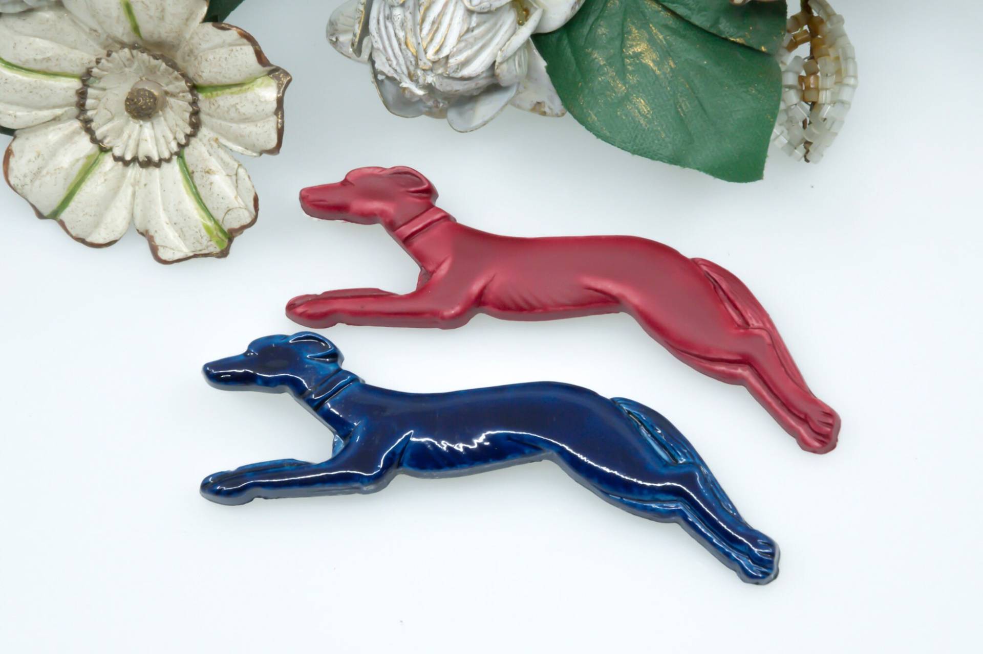 Vintage Greyhound Brooch Plastic 70Er Jahre - Red & Blue Levrier Brooches From The 70S 80S Windhund Brosche von VintageOrganaut