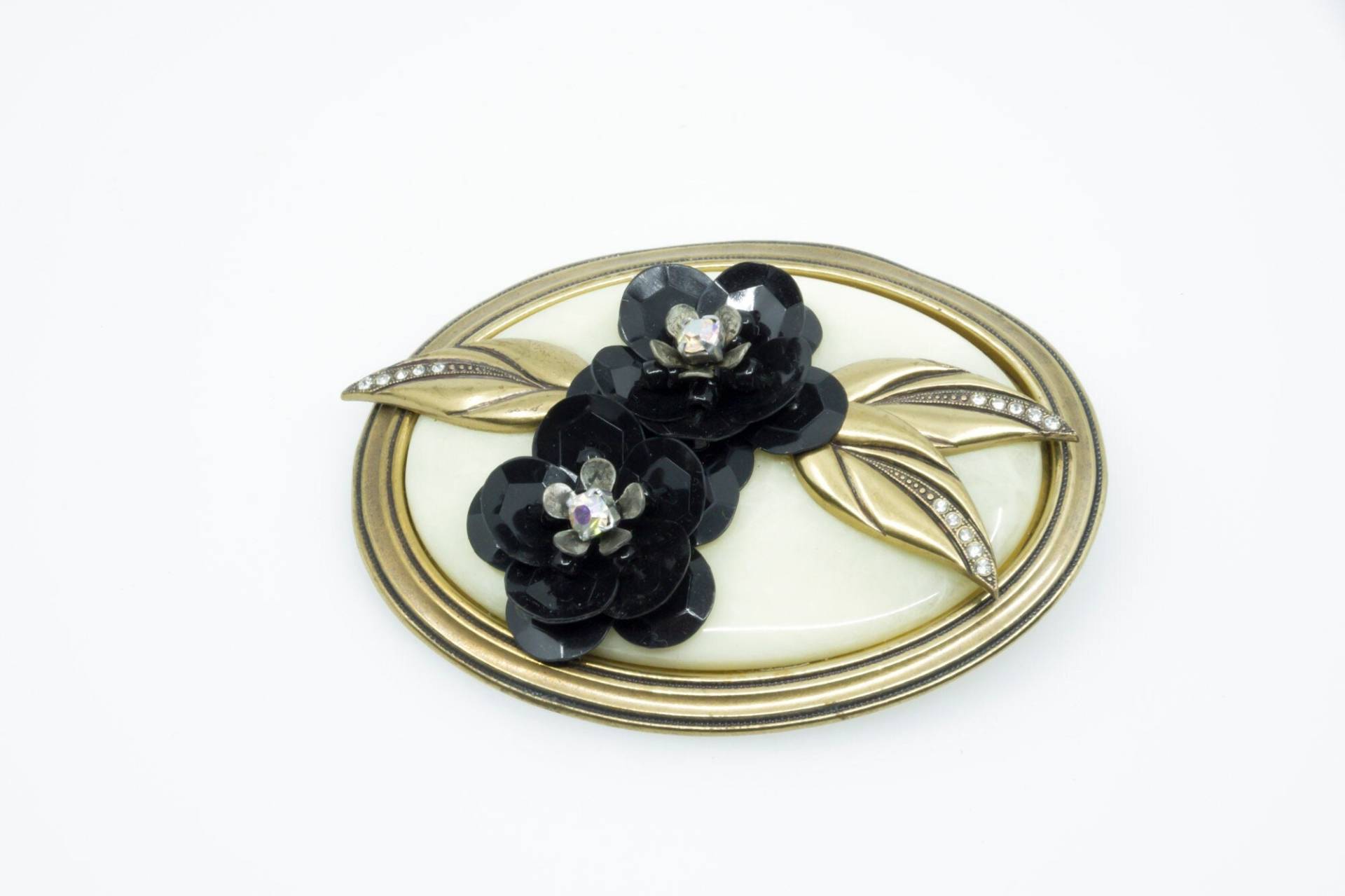 Vintage Oval Floral Blossom Brooch Black Flowers With Crystal Rhinestone & Golden Leaves - Large Strass Brosche Rose Und Blätter 80Er von VintageOrganaut