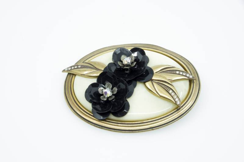 Vintage Oval Floral Blossom Brooch Black Flowers With Crystal Rhinestone & Golden Leaves - Large Strass Brosche Rose Und Blätter 80Er von VintageOrganaut