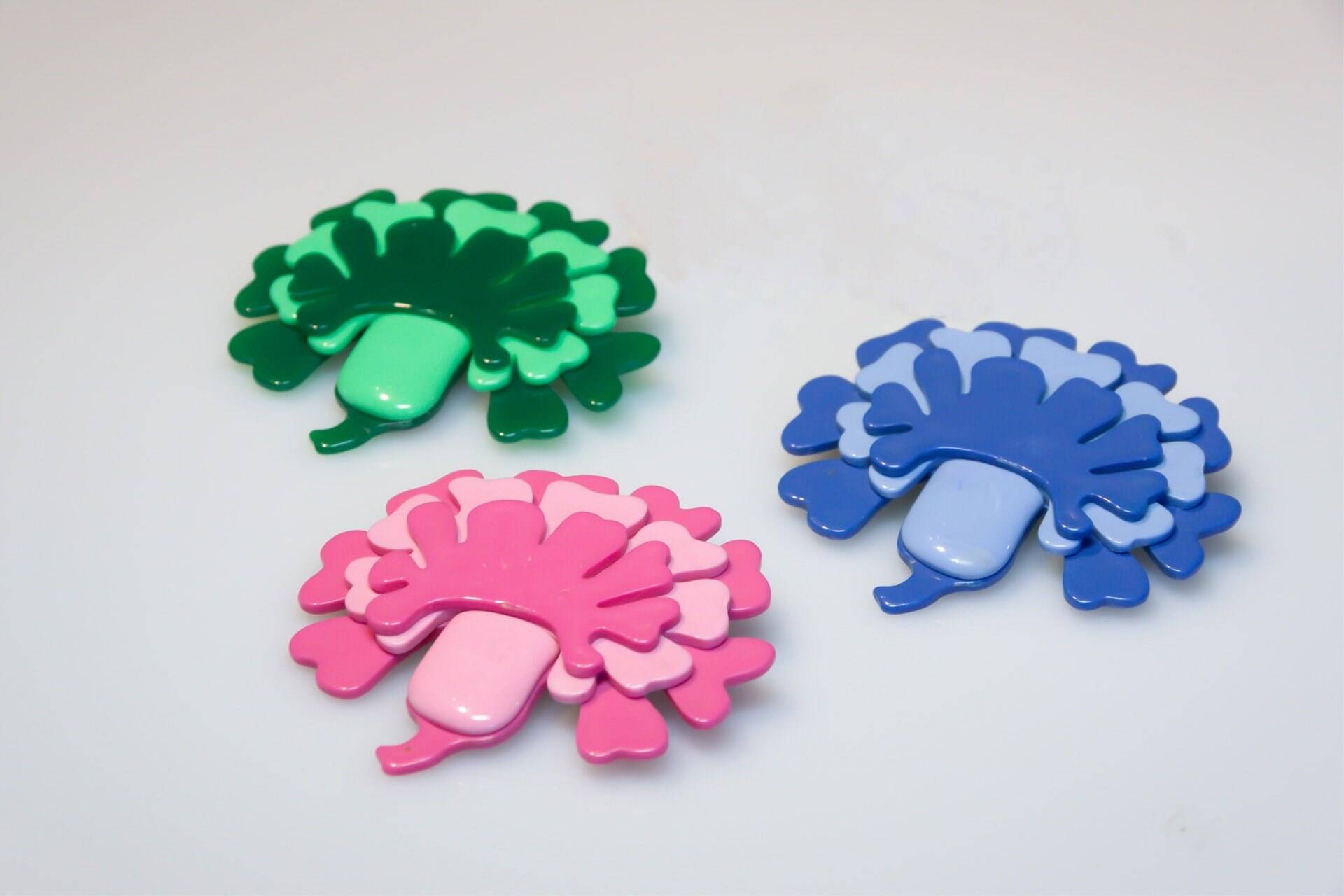 Vintage Plastic Broschen 70Er Jahre Verschiedene Farben - Vintage Brooches From The 70S Floral Design Flower Bicolor Pinupgirl Style von VintageOrganaut