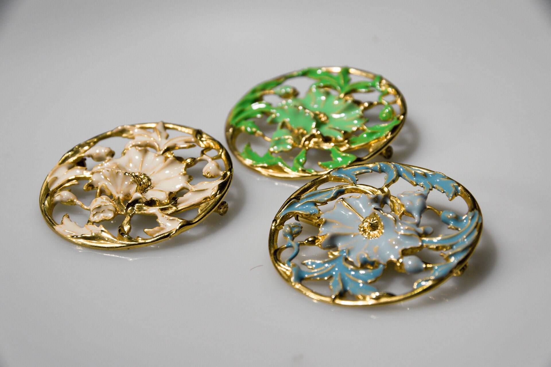 Vintage Round Floral Brooches Pins 80S Enamelled in Different Colors - Green Light Blue Beige Brosche Mit Floralem Ornament Muster von VintageOrganaut