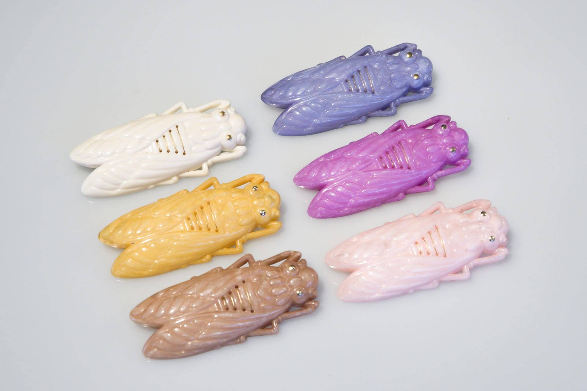 Zikade Broschen 70Er Jahre Vintage - Galalith Verschiedene Farben Vintage Cicada Brooch Brooches From The 70S Plastic Retro von VintageOrganaut