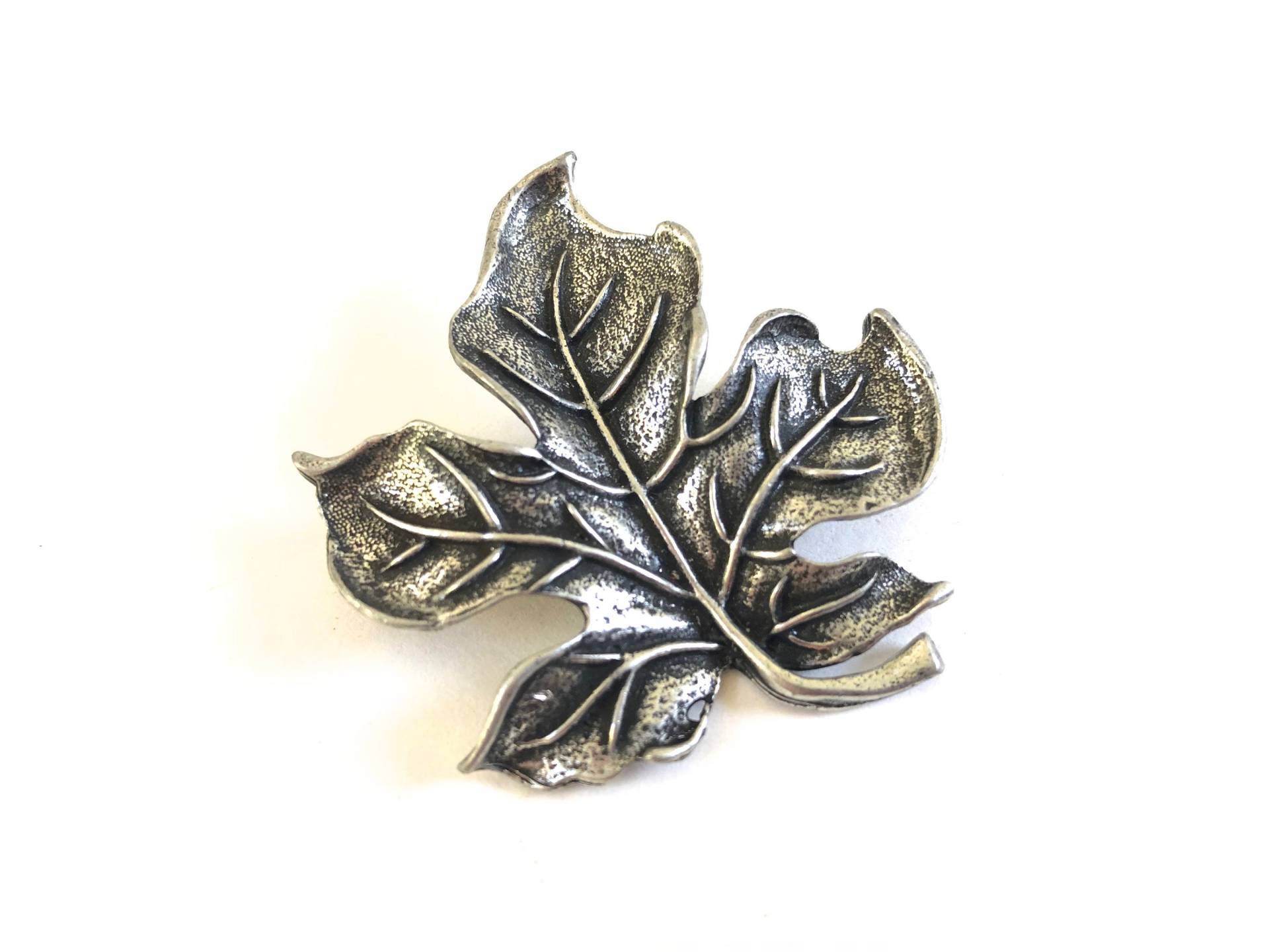 Mid Century Herbstblatt Brosche ~ Silberfarbene Anstecknadel Modeschmuck von VintageParamour