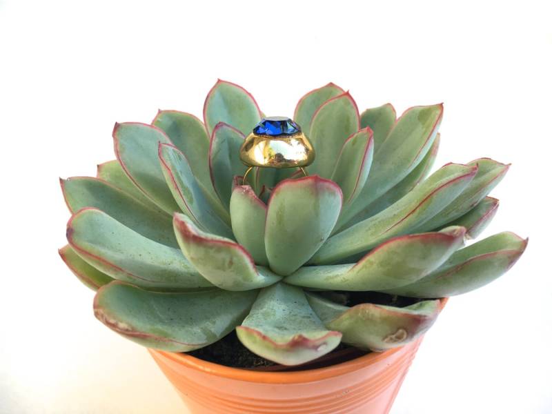 Vintage Kuppel Cocktail Ring ~ Moderner Messing & Blauer Strass ~Mid Century Statement Stück von VintageParamour