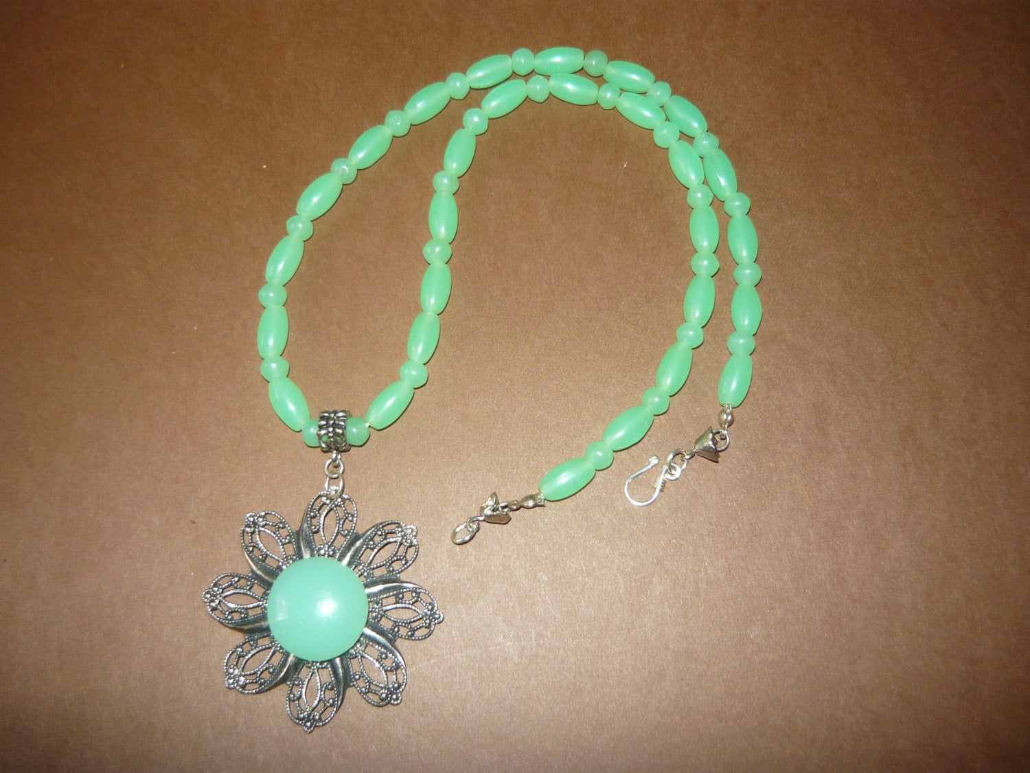 Halskette Mit Filigranem Blüten-Jadeit Und Gegossenem Glasanhänger von VintagePeaceCC