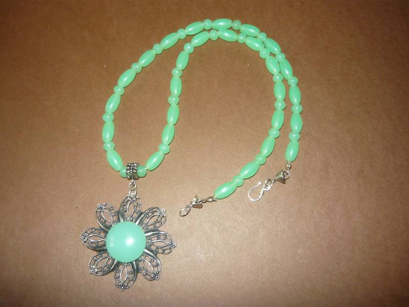 Halskette Mit Filigranem Blüten-Jadeit Und Gegossenem Glasanhänger von VintagePeaceCC