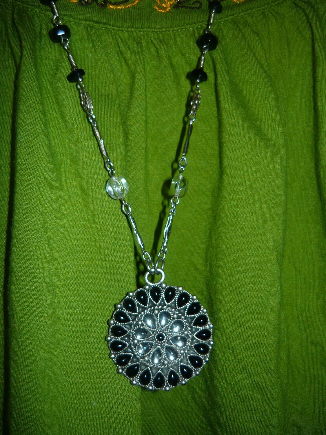 Lange Schwarze Und Silberfarbene Perlenkette Mit Medaillon von VintagePeaceCC