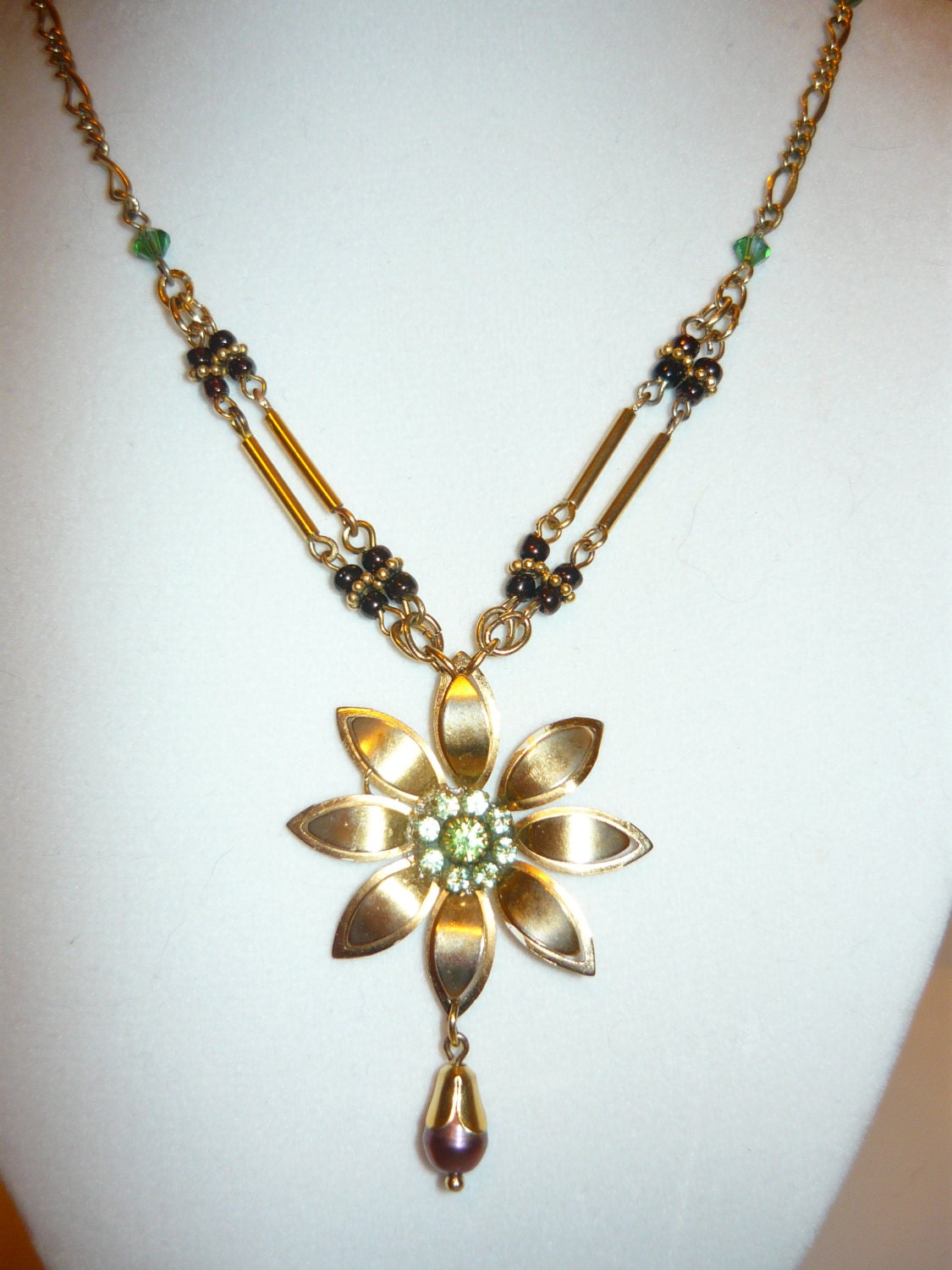 Schöne Gold Tone-Blume Halskette W/Grün Strass Zentrum von VintagePeaceCC