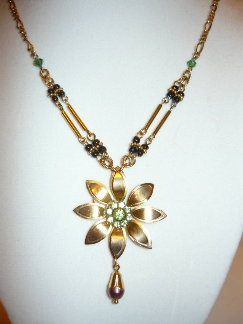 Schöne Gold Tone-Blume Halskette W/Grün Strass Zentrum Schöne Gold Tone-Blume Halskette W/Grün Strass Zentrum von VintagePeaceCC