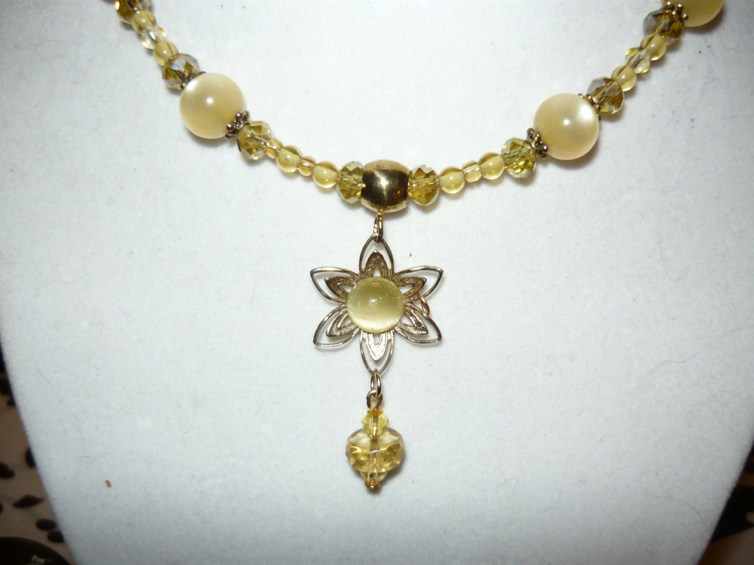 Zarte Süße Frühling Gelb von VintagePeaceCC