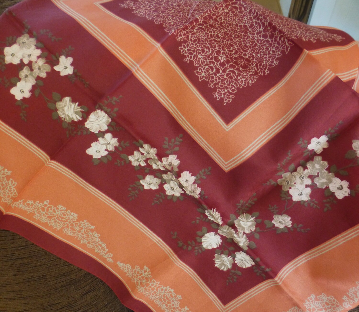 Clifford Bond Of London Vintage-Schal Mit Weißem Blumendesign Auf Rot Und Pfirsichfarben - 67 X cm Damenschal Accessoire Made in Italy von VintagePeatCottage