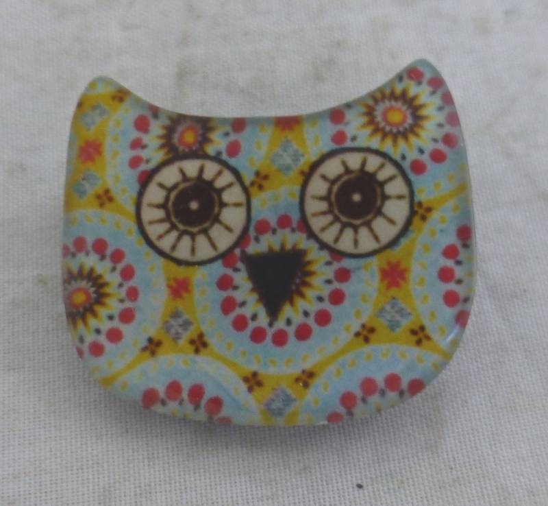 Hübsche Acryl Harz Eule Vogel Brosche - Ditsy Design Mit Blauen, Gelben Und Roten Akzenten Schmuck Kostüm Geschenk von VintagePeatCottage