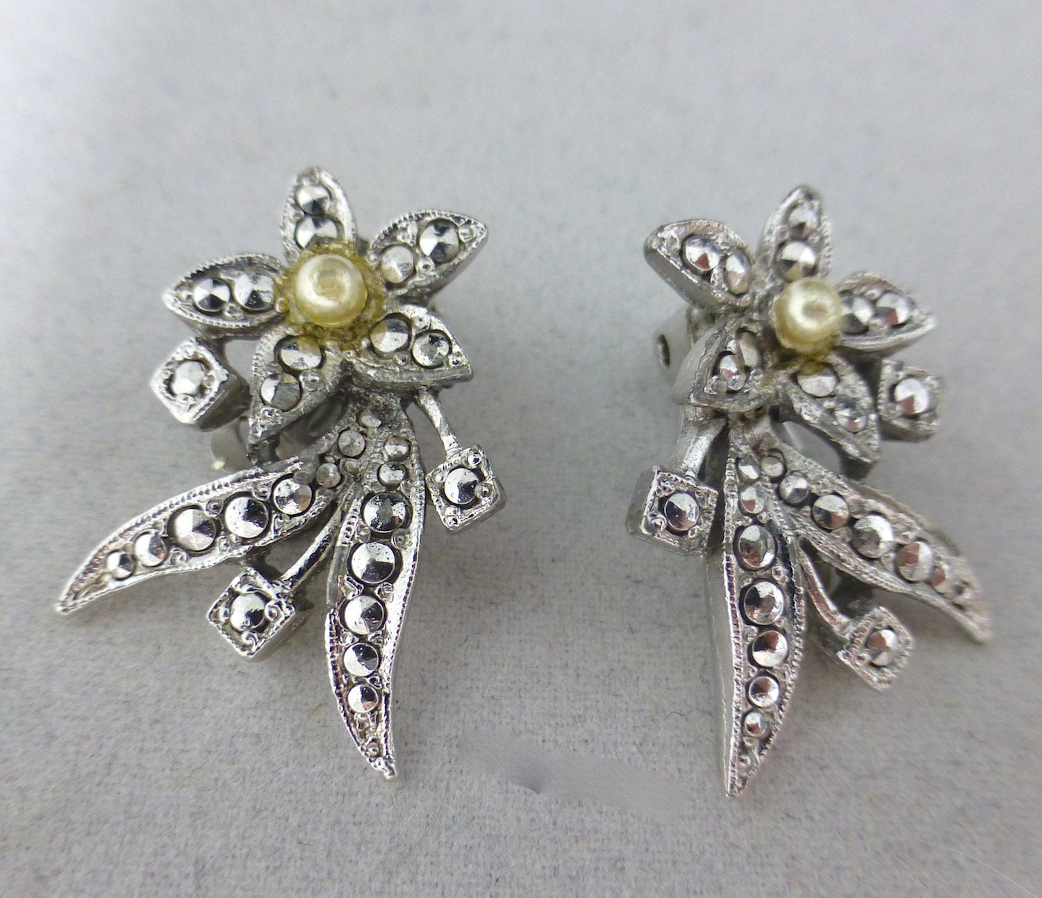 Kigu Signierte Markasit Und Zentrale Perlenblumen Ohrclips - Art Deco Dekorativer Modeschmuck Vintage von VintagePeatCottage