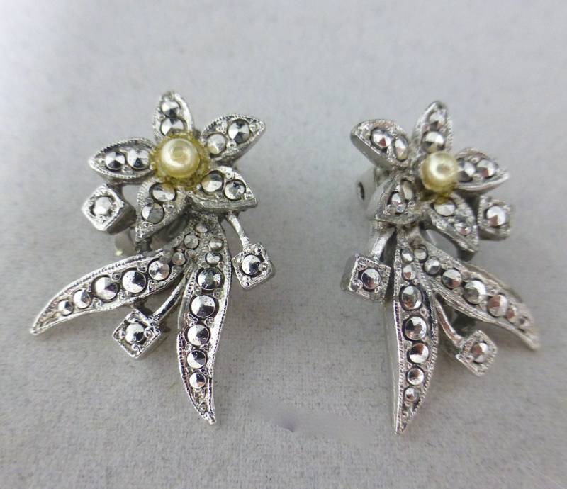 Kigu Signierte Markasit Und Zentrale Perlenblumen Ohrclips - Art Deco Dekorativer Modeschmuck Vintage von VintagePeatCottage