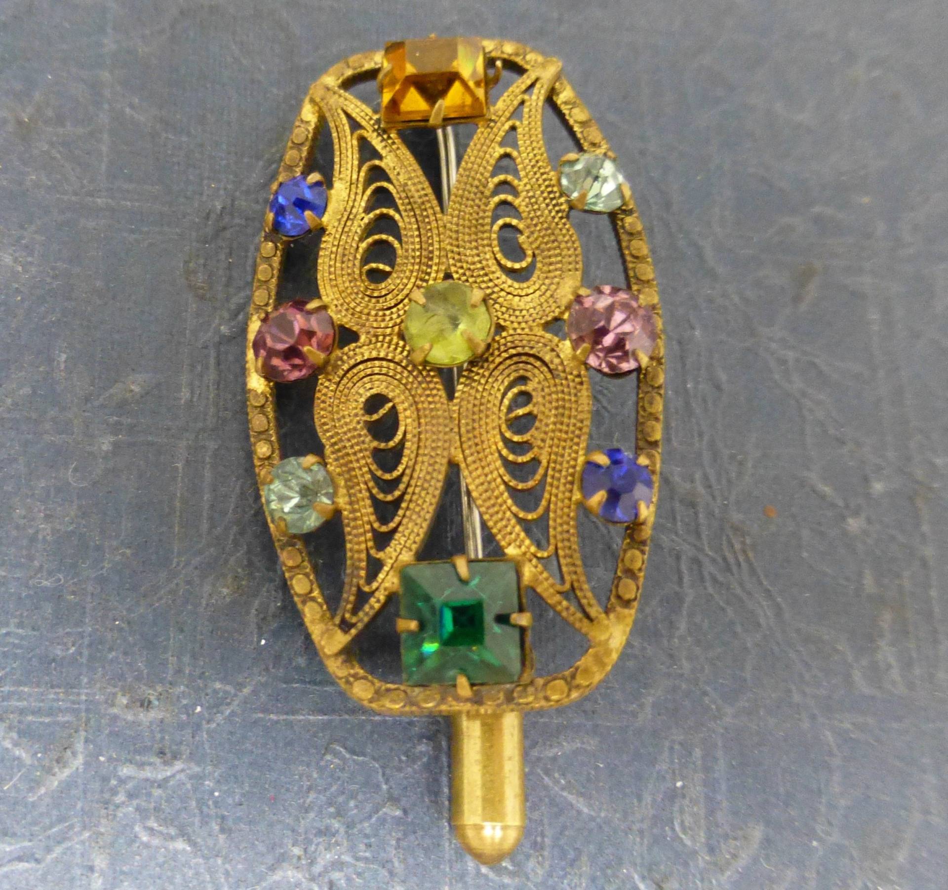 Schöne Vintage Gold Ton Filigrane Metall Mit Multi Farbigen Glas Kristalle Baumeln Hut Pin/Brosche - Anstecknadel Hijab 1930Er Jahre von VintagePeatCottage