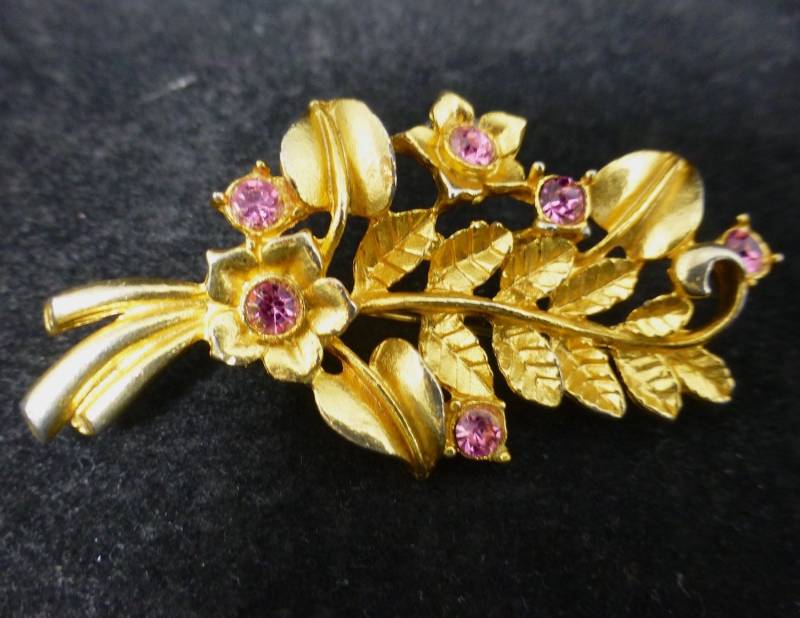 Vintage Brosche Mit Blattwerk Und Blumenspray Diamante - Sechs Rosa Strasskristalle Eingefasst in Goldton Florales Schmuckzubehör von VintagePeatCottage