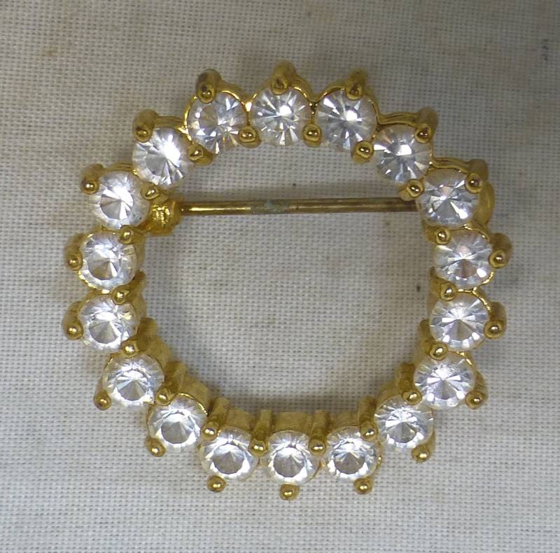 Vintage Glitzernde Diamanté Glas Kristall Und Gold Ton Runde Pin Brosche - Einzigartiger Modeschmuck von VintagePeatCottage