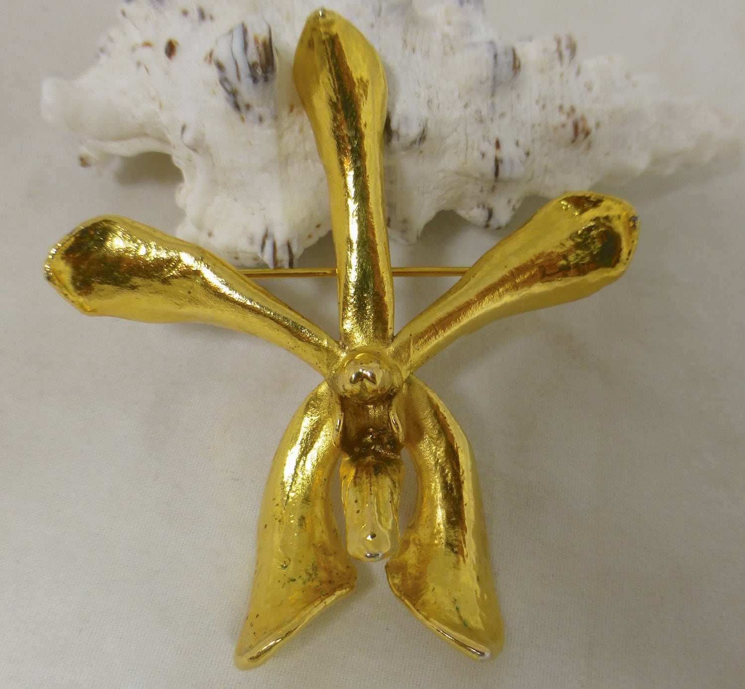 Vintage Gold 24 Karat Orchidee Große Blumen Pin Brosche - Echte Vergoldete Blume Von Risis Singapore 2, 25 in H Goldschmuck 1980Er Jahre von VintagePeatCottage