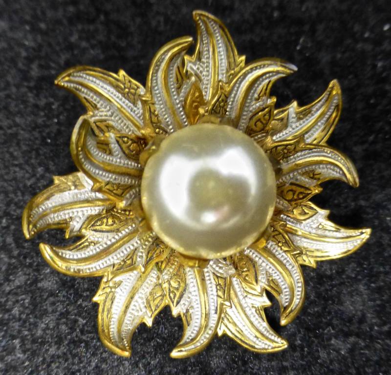 Vintage Perle Damaszener Blumenschmuck 3, 2 cm D - Zentrale Große Mit Silber-Gold Strahlenden Blütenblättern Schmuckzubehör von VintagePeatCottage
