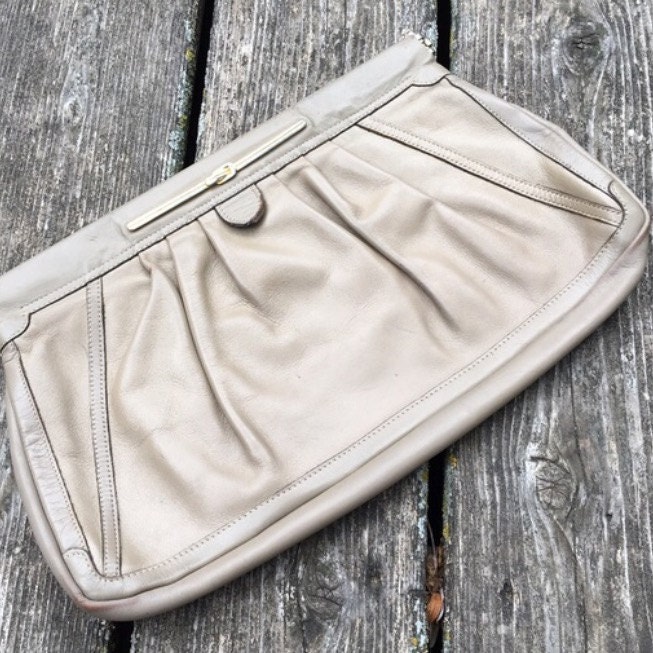 Vtg Beige Clutch von VintagePenelopeJean