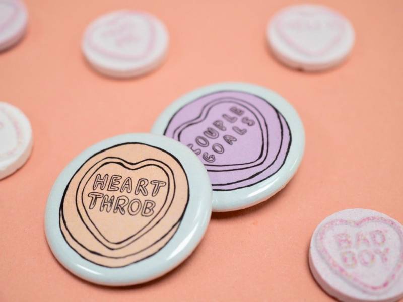 Heart Throb/Paar Tore Retro Vintage Braut Hochzeit Love Hearts Anstecker Heart Throb/Paar Tore Retro Vintage Braut Hochzeit Love Hearts Anstecker von VintagePinClub