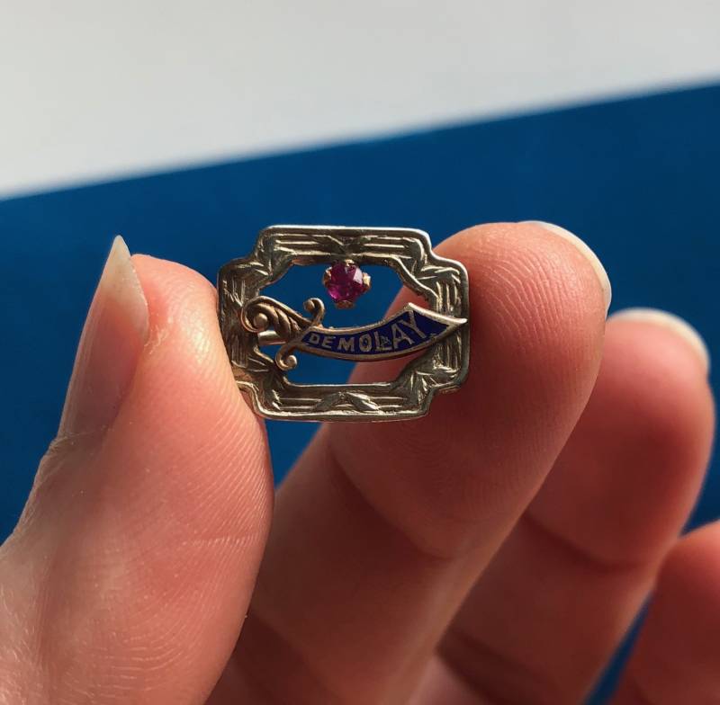 Antike 14K Weiß - Und Gelbgold Emaille Rubin Freimaurer Brüderliche Demolay Pin Abzeichen von VintagePrairieGems