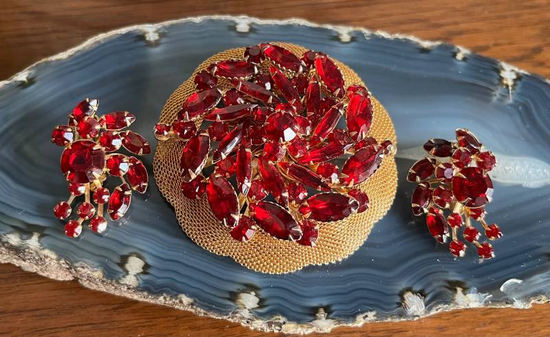 Große Vintage 1950Er Jahre Gold Ton Mesh Und Rote Strass Brosche Ohrclips Set Große Vintage 1950Er Jahre Gold Ton Mesh Und Rote Strass Brosche Ohrclips Set von VintagePrairieGems