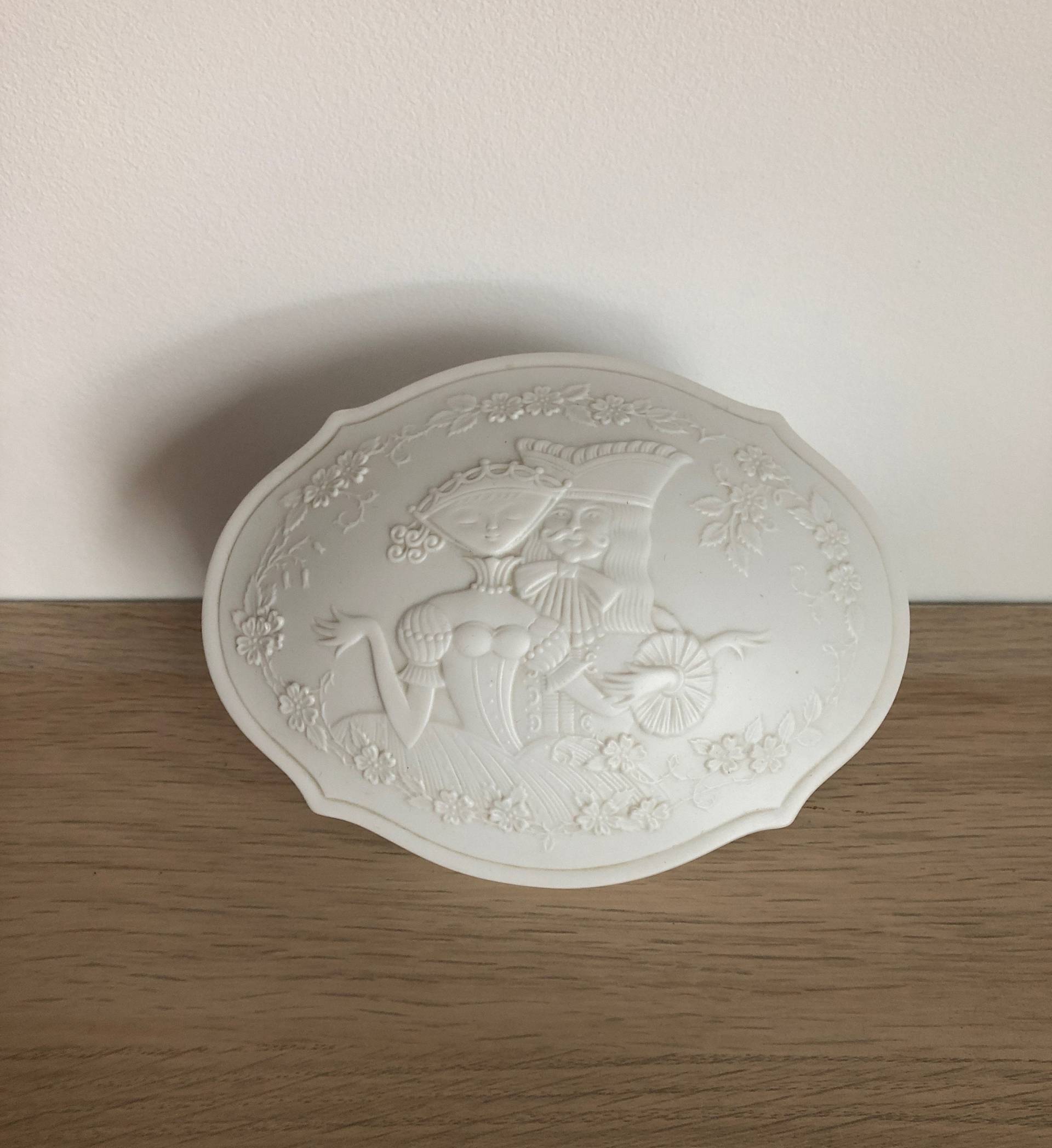 Mitte Des Jahrhunderts Moderne Kaiser Weiße Biskuitporzellan Björn Wiinblad Stil König Und Königin Bedeckt Schmuckstück Schmuckschatulle Mitte Des Jahrhunderts Moderne Kaiser Weiße Biskuitporzellan Björn Wiinblad Stil König Und Königin Bedeckt Schmuckstück Schmuckschatulle von VintagePrairieGems
