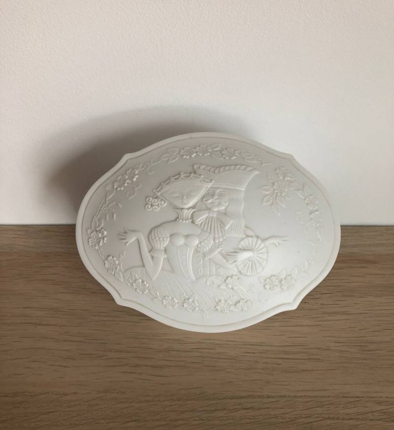 Mitte Des Jahrhunderts Moderne Kaiser Weiße Biskuitporzellan Björn Wiinblad Stil König Und Königin Bedeckt Schmuckstück Schmuckschatulle Mitte Des Jahrhunderts Moderne Kaiser Weiße Biskuitporzellan Björn Wiinblad Stil König Und Königin Bedeckt Schmuckstück Schmuckschatulle von VintagePrairieGems