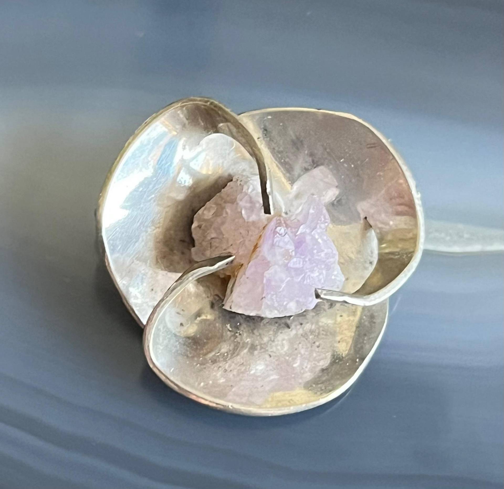Modernist Sterling Silber Brosche Mit Roh Amethyst Kristallen Modernist Sterling Silber Brosche Mit Roh Amethyst Kristallen von VintagePrairieGems