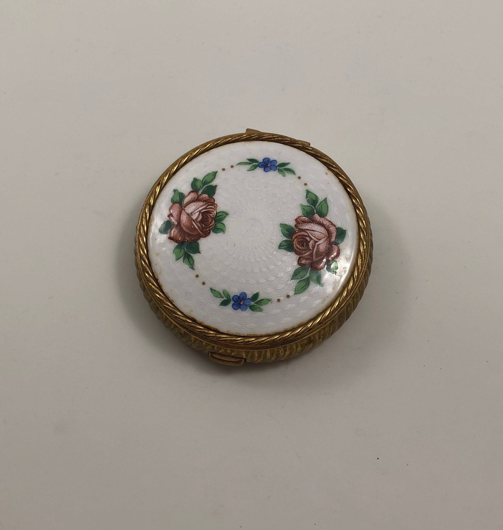 Vintage 1930Er Jahre Goldfarbene Guilloche Emaille Rose Dekoriert Kompakt von VintagePrairieGems