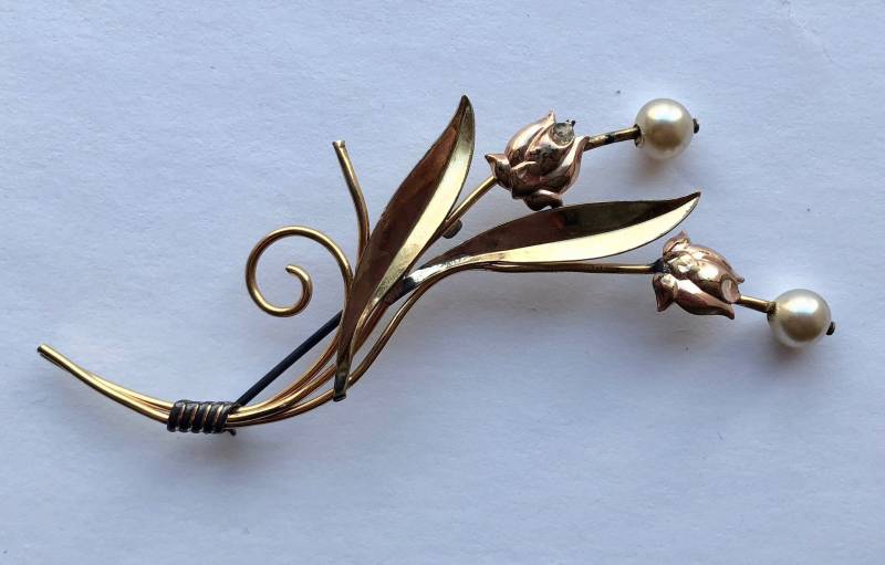 Vintage Art Deco Gold Gefüllte Orbic Blatt - Und Blumenbrosche Mit Künstlichen Perlen Vintage Art Deco Gold Gefüllte Orbic Blatt - Und Blumenbrosche Mit Künstlichen Perlen von VintagePrairieGems