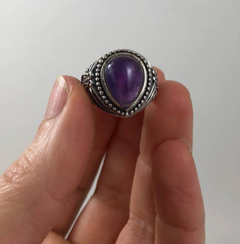 Vintage Boho Sterling Silber Birnenförmige Amethyst Cabochon Damen Statement Ring Vintage Boho Sterling Silber Birnenförmige Amethyst Cabochon Damen Statement Ring von VintagePrairieGems