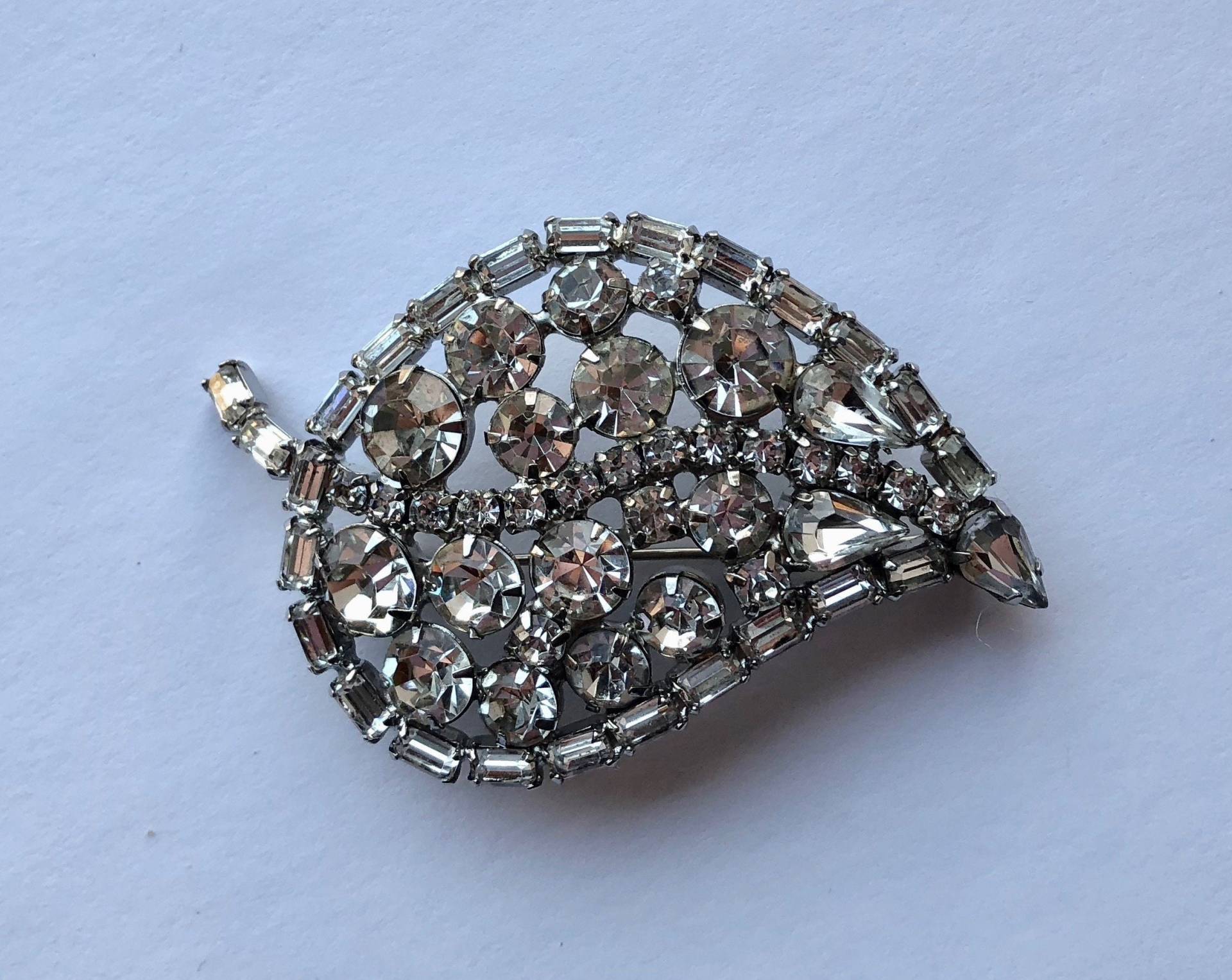Vintage Funkelnde Kristall Rhinestone-Blatt-Brosche Vintage Funkelnde Kristall Rhinestone-Blatt-Brosche von VintagePrairieGems