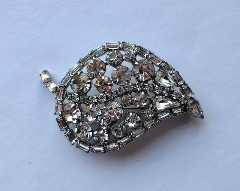 Vintage Funkelnde Kristall Rhinestone-Blatt-Brosche Vintage Funkelnde Kristall Rhinestone-Blatt-Brosche von VintagePrairieGems